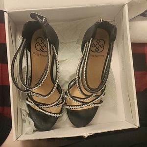 Daisy fuentes, size 7, black with gems
